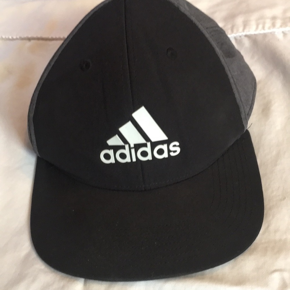 Adidas golf hat like new SnapBack